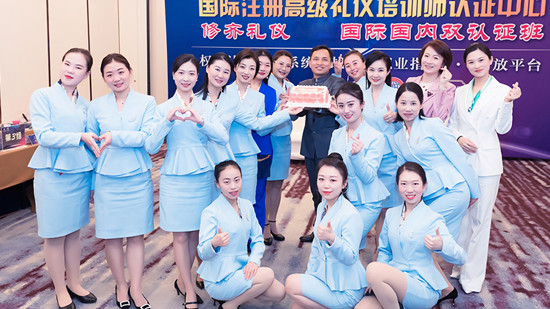 礼仪培训师考证,线上和线下哪个划算