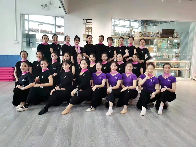 修齐礼仪书院高级形体礼仪培训师优雅仪态培训师班王娜老师培训照片