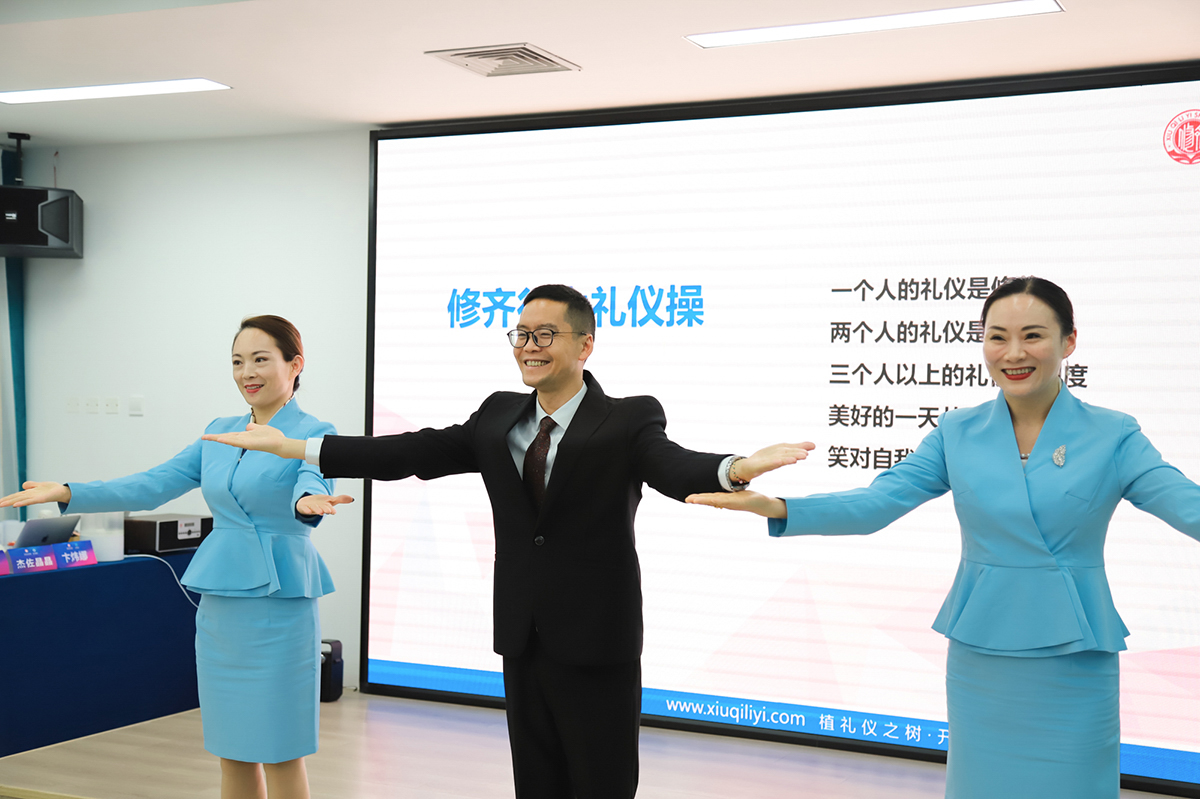 修齐礼仪书院高级礼仪培训师认证班120期学员张金老师授课精彩照片