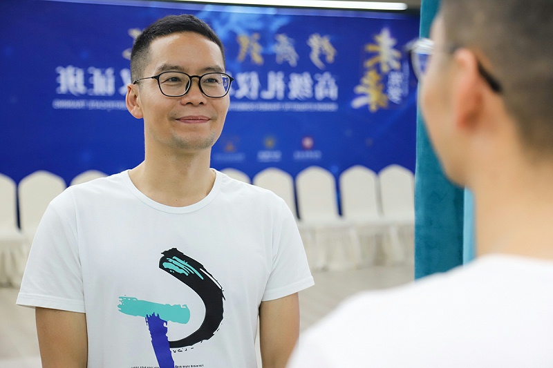 修齐礼仪书院高级礼仪培训师认证班120期学员张金老师练习微笑礼仪照片