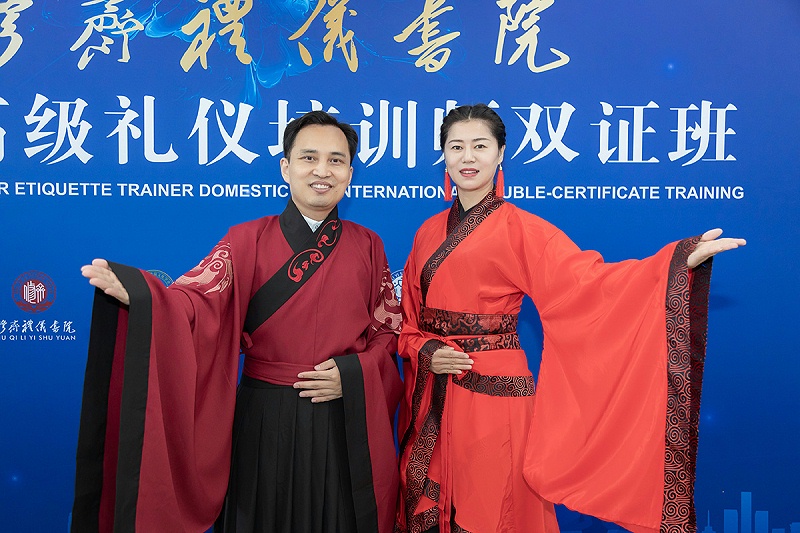 修齐礼仪书院高级礼仪培训师培训班薛李老师与王新院长合照