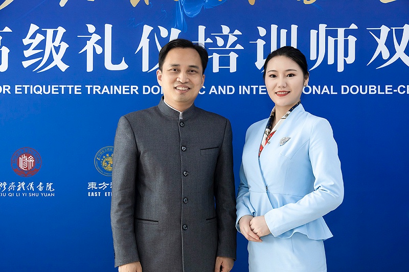 修齐礼仪书院高级礼仪培训师培训班学员李玉老师与王新老师合影