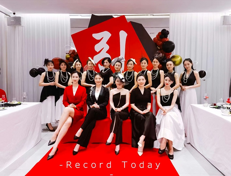 修齐礼仪书院高级礼仪培训师培训班117期学员李玉老师形象礼仪培训照片