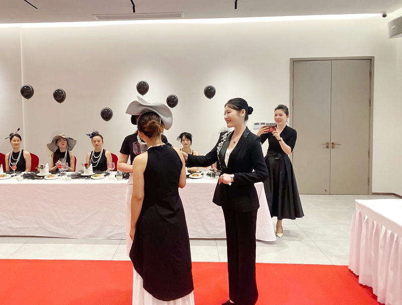 修齐礼仪书院高级礼仪培训师培训班117期学员李玉老师形象礼仪培训照片