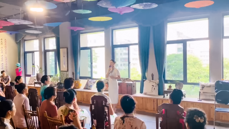 修齐礼仪书院高级礼仪培训师培训班117期学员李玉老师旗袍礼仪培训照片