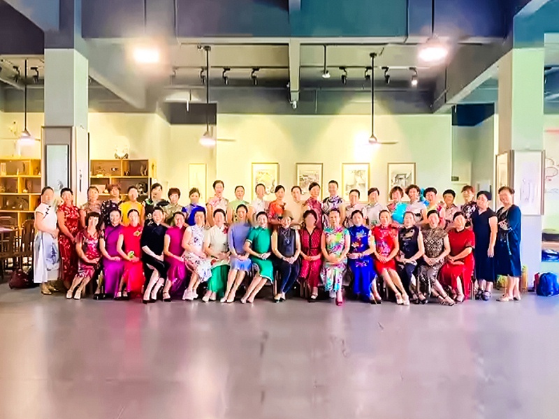 修齐礼仪书院高级礼仪培训师培训班117期学员李玉老师旗袍礼仪培训照片