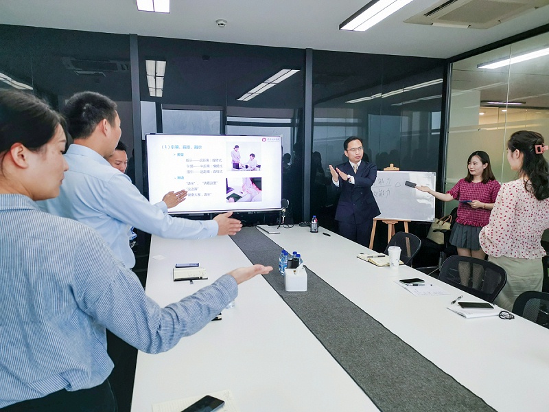 修齐礼仪光聚集团《高端商务礼仪培训》王新老师授课照片