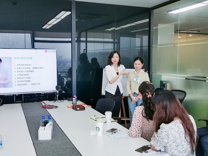 修齐礼仪光聚集团《高端商务礼仪培训》祝莹老师授课照片