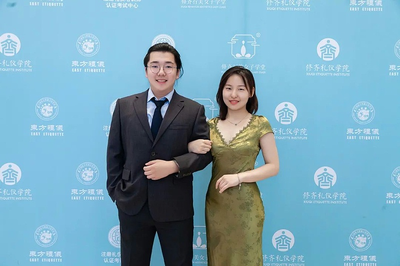 高级礼仪培训师班116期学员黄钰清、刘浩清老师