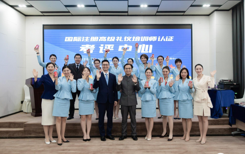 修齐礼仪书院高级礼仪培训师双证班116期学员黄钰清、刘浩清老师毕业照片