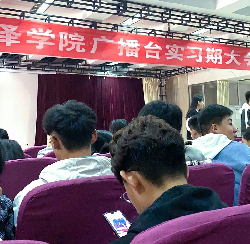 修齐礼仪书院高级礼仪培训师双证班116期学员黄钰清、刘浩清老师学习后校园实践