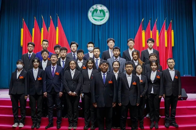 修齐礼仪书院高级礼仪培训师双证班116期学员黄钰清、刘浩清老师学习后校园实践2