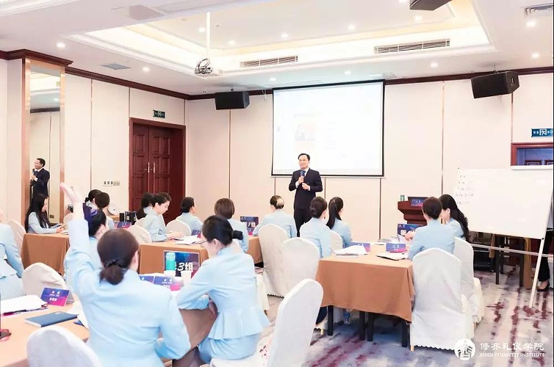 修齐礼仪书院礼仪培训师培训，知名礼仪培训师王新老师授课现场