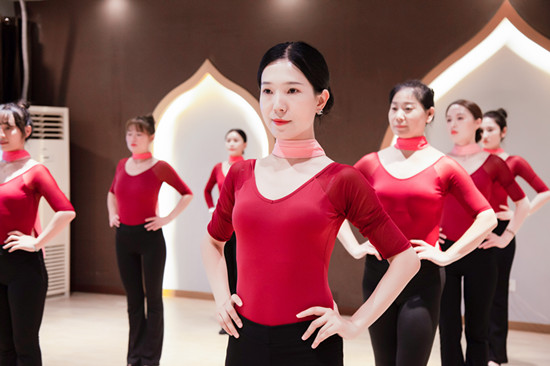 女人之美在于形体,做一个姿态优雅的女人