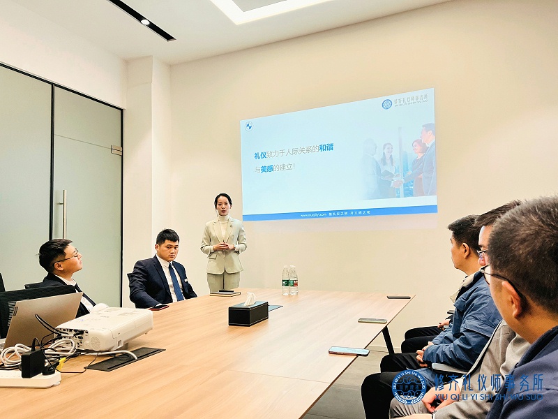 修齐礼仪书院礼仪师事务所高级礼仪培训师王新老师和邵羽翎老师宝马4店服务礼仪培训