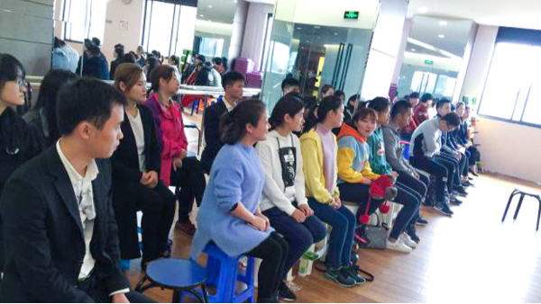 修齐美国环球健身会所《岗位服务礼仪》培训