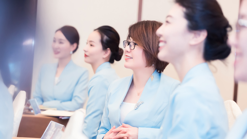 礼仪培训师如何入行，如何开展自己的礼仪事业！