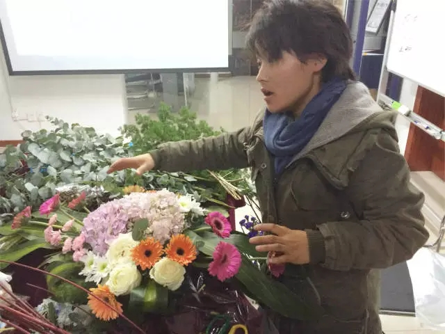 修齐礼仪感恩活动”女人如花之花艺沙龙“圆满结束