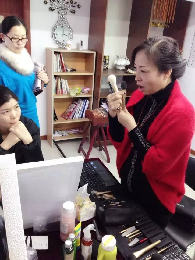 修齐礼仪明星老师课程专业彩妆课程班