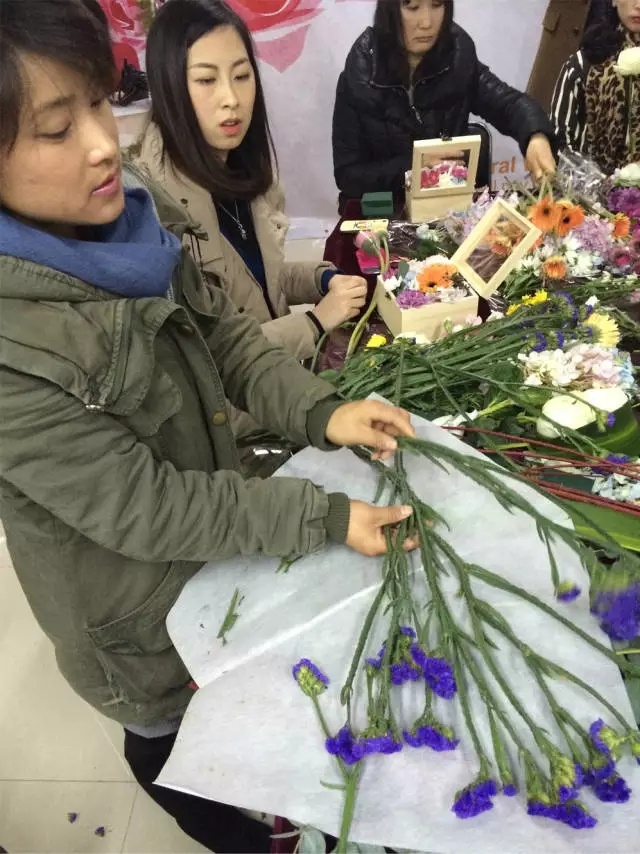 修齐礼仪感恩活动”女人如花之花艺沙龙“圆满结束