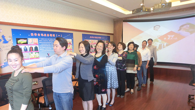 修齐礼仪赴上海外国语学校开讲淑女礼仪课堂