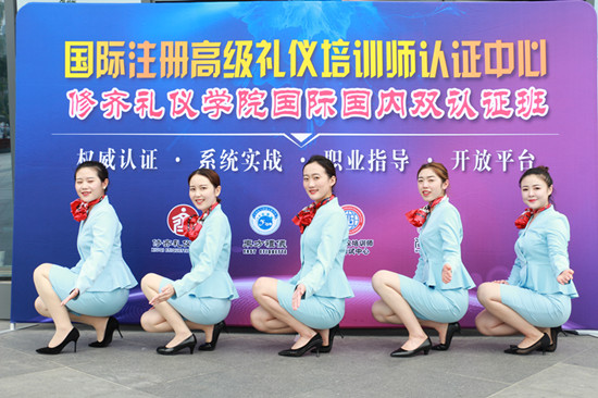 礼仪培训师,体面又高薪的职业你慕了吗