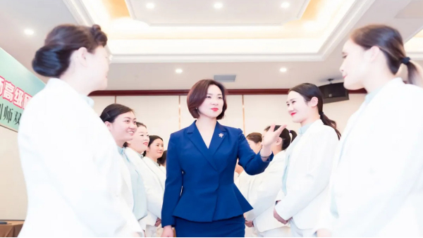 《礼仪师学习指南》女性从事礼仪培训行业有明显的优势，你知道吗？