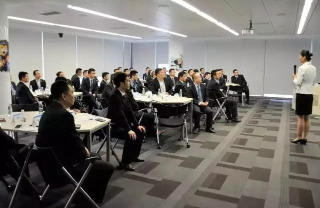 高级礼仪培训师郑老师受邀到苏宁集团总部开展《企业高管商务礼仪培训》