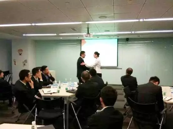 高级礼仪培训师郑老师受邀到苏宁集团总部开展《企业高管商务礼仪培训》