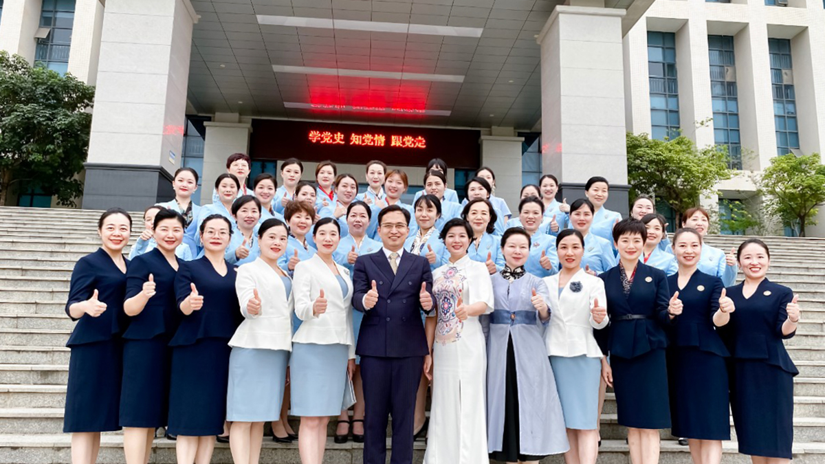 修齐礼仪书院在职业院校开设“高级礼仪培训师双证班”