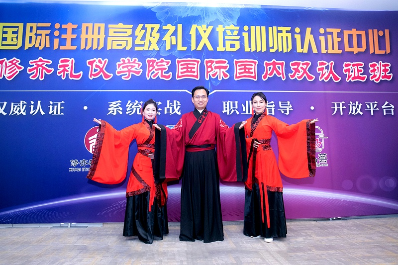修齐礼仪书院高级礼仪培训师双证班111期学员王涵老师7