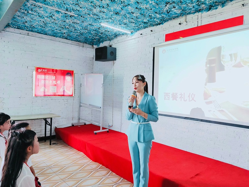 修齐礼仪书院高级礼仪培训师双证班111期学员王涵老师20