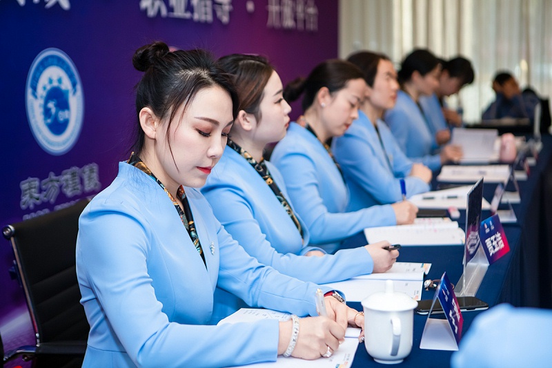 修齐礼仪书院高级礼仪培训师双证班111期学员王涵老师2