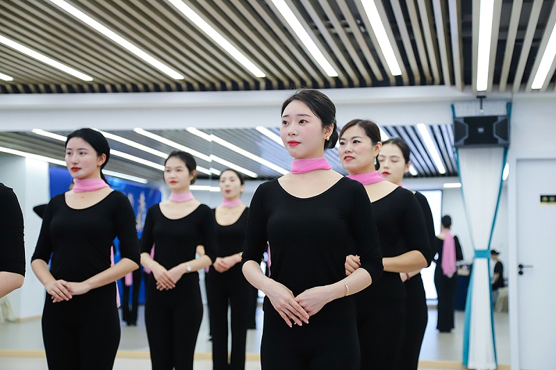 修齐礼仪书院125期高级礼仪培训师双证班形体礼仪培训精彩