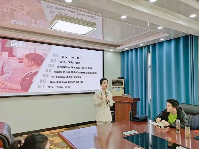 修齐礼仪书院高级礼仪培训师双班110期学员冯冰倩老师授课照片6
