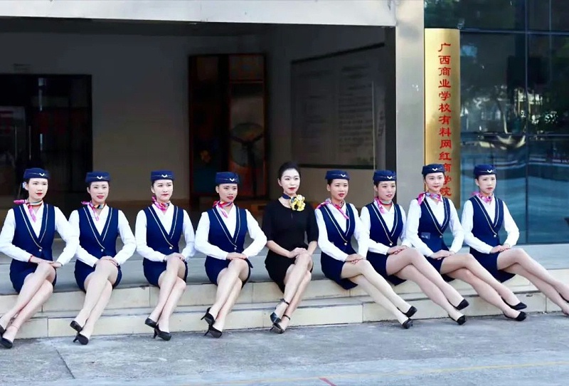 修齐礼仪书院高级礼仪培训师双班110期学员冯冰倩老师授课照片14