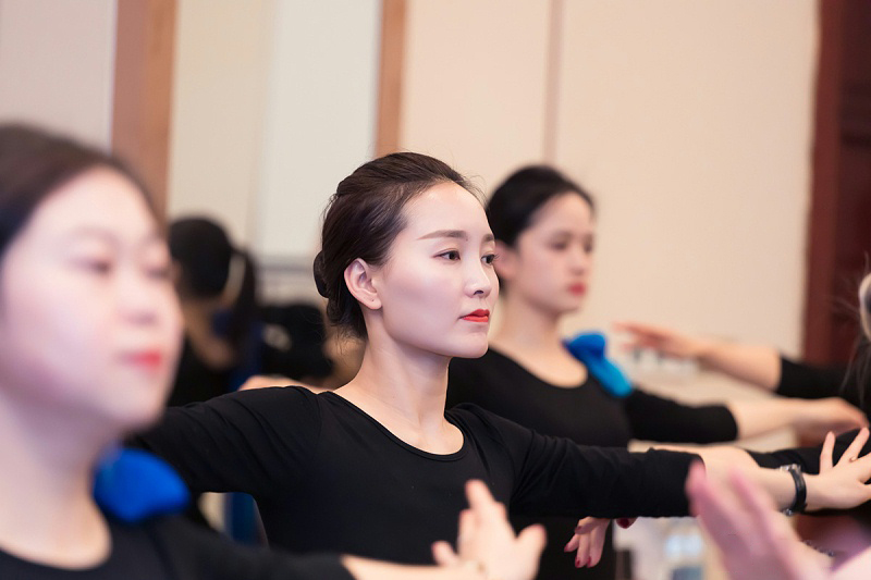 修齐礼仪高级礼仪培训师培训班培训行为美学优雅仪态形体礼仪教学