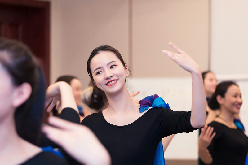 修齐礼仪高级礼仪培训师培训班培训行为美学优雅仪态形体礼仪教学