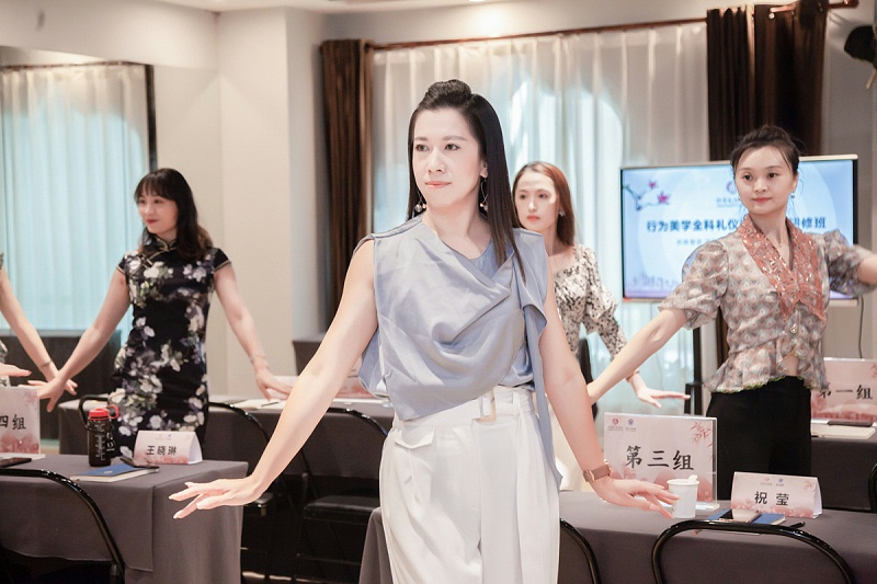 修齐行美女子学堂优雅仪态形体礼仪师形象礼仪打造