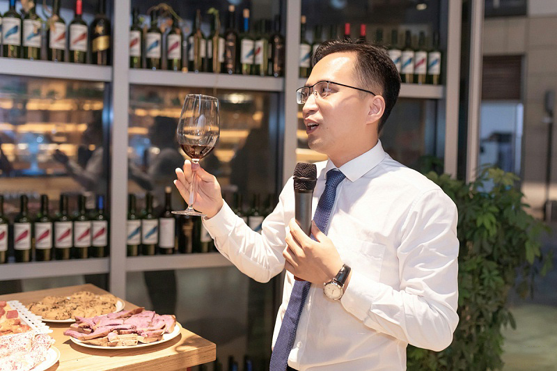 修齐行美女子学堂优雅仪态形体礼仪师红酒晚宴