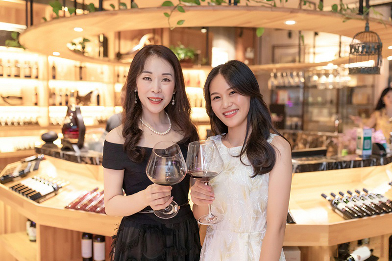 修齐行美女子学堂优雅仪态形体礼仪师红酒晚宴