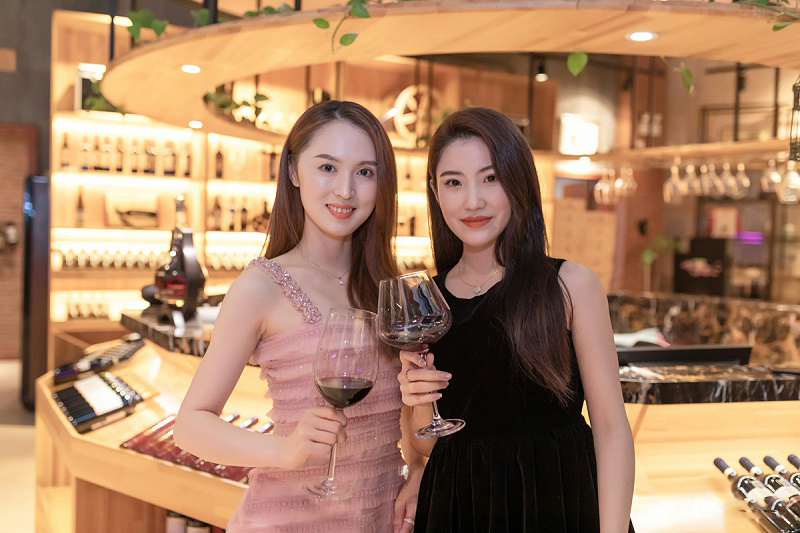 修齐行美女子学堂优雅仪态形体礼仪师红酒晚宴