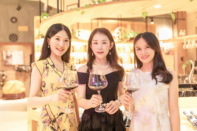 修齐行美女子学堂优雅仪态形体礼仪师红酒晚宴