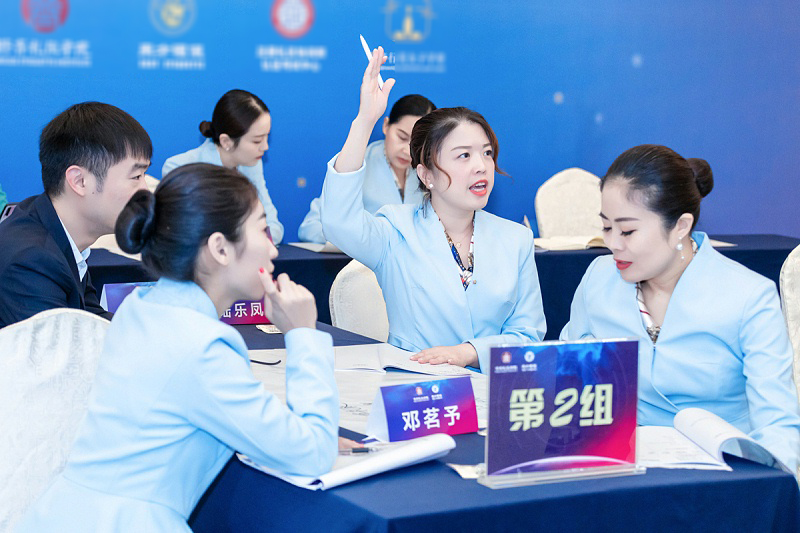礼仪培训实战专家王新老师授课照片