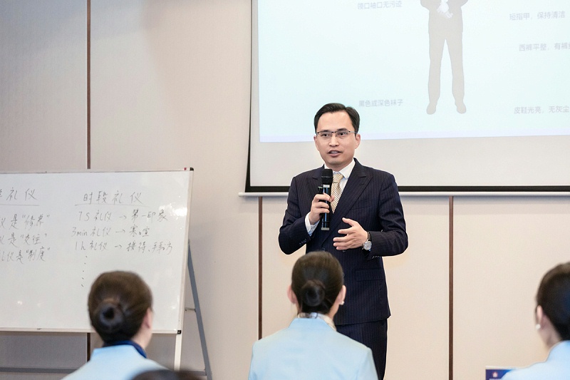 礼仪培训实战专家王新老师授课照片