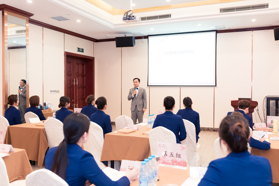 修齐礼仪礼仪师培训课程王新老师授课照片