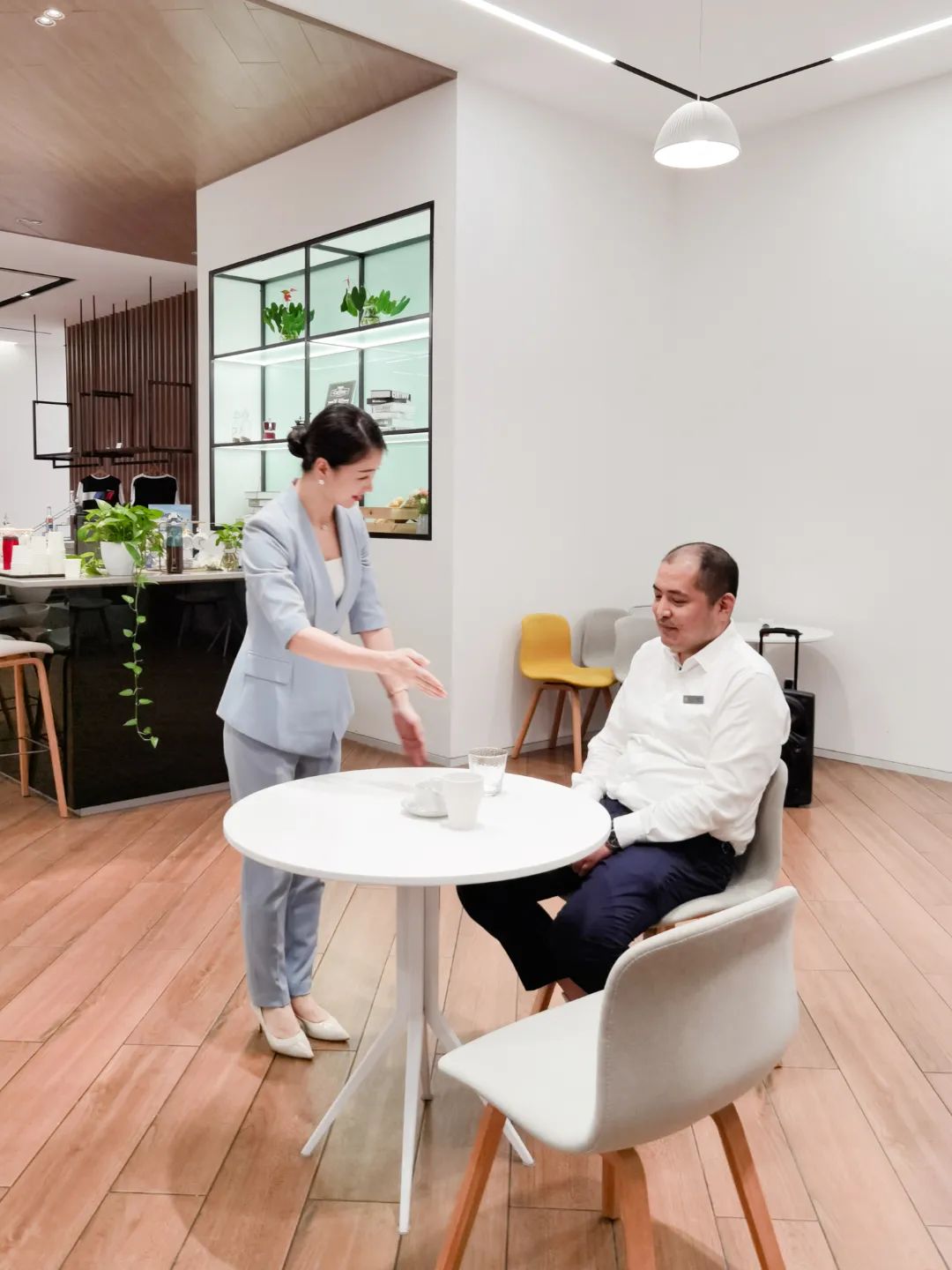 上海宝马4s门店礼仪培训第3期《 销售形象礼仪及行为礼仪培训》课程3 (2).jpg